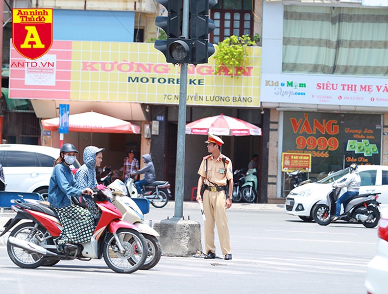 Nắng nóng 41 độ C, khách du lịch ở Hà Nội phải cầm quạt khi đi dạo
